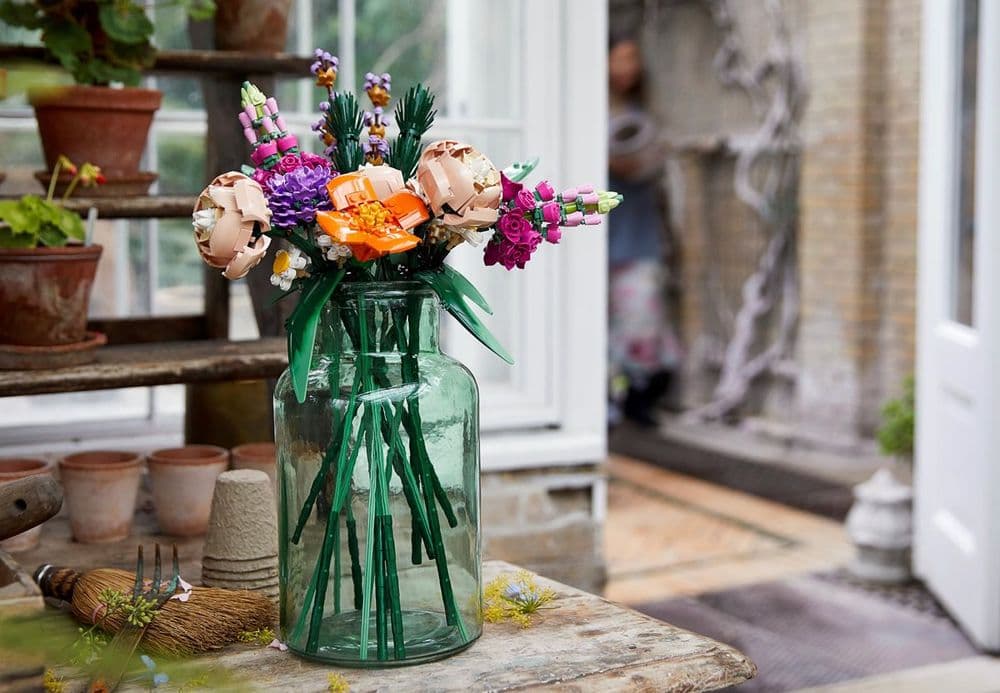 Featured Image - Basta Regalare Fiori che Appassiscono: Il Bouquet LEGO è il Nuovo Trend del Momento