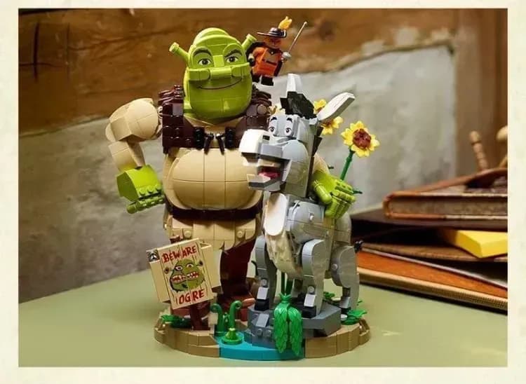 Featured Image - LEGO Shrek: trapelato il set 72423 con Shrek, Ciuchino e il Gatto con gli Stivali — tutti i dettagli!